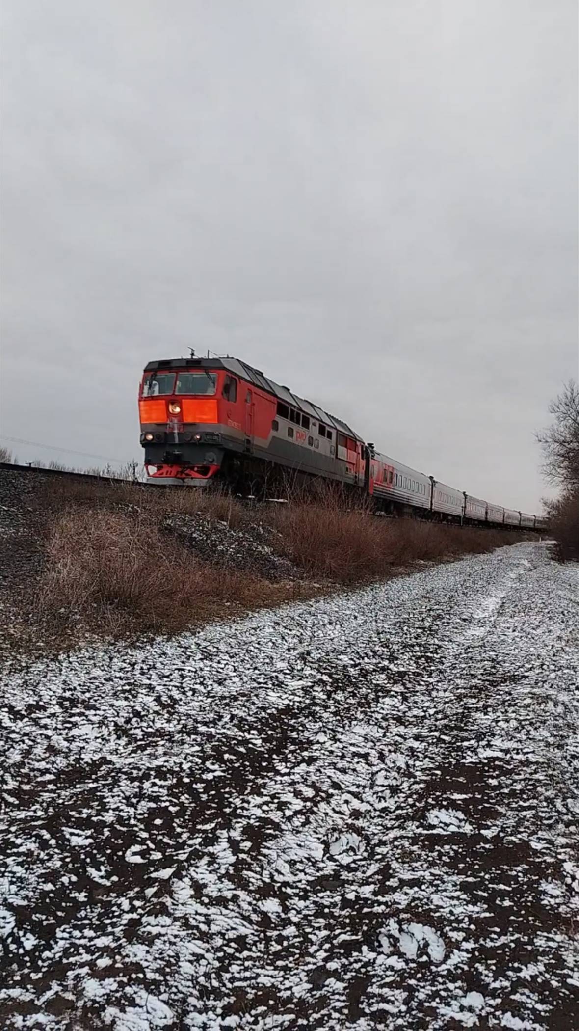 "НА ВЗЛЕТ"Тепловоз ТЭП70 С пассажирским поездом Москва-Волгоград следует по перегону Арчеда-Калинино