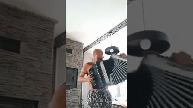 A modinha «eu caio eu caio», muito bem tocada pelo Pascal Cerqueira.