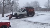 Самарцы помогают с обработкой проезжих частей в Снежном