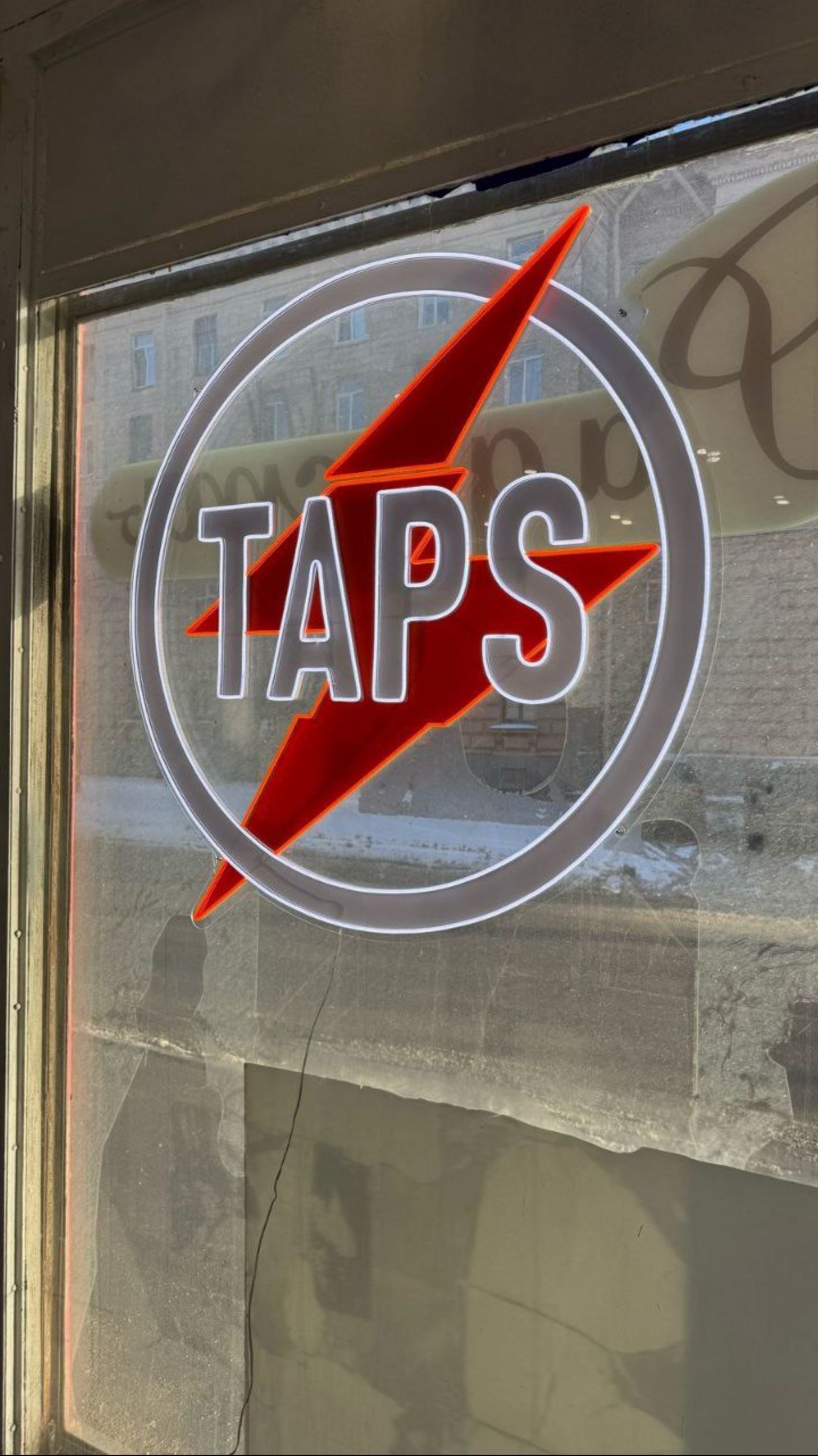 MNOGONEONA
Крепление неоновой вывески с стеклу / зеркалу