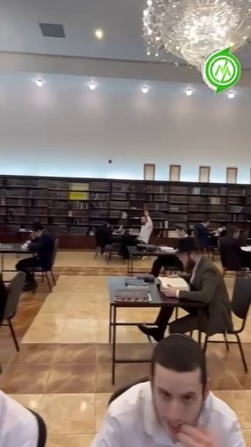 תומכי תמימים - ליובאוויטש - מוסקבה: גם בשעת הפסקת הצהרים, קול תורה נשמע בזאל הישיבה.