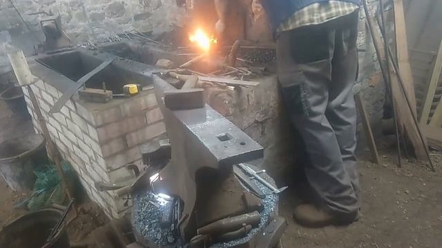 Forging an Iron dagger from Glastonbury Lake Village
