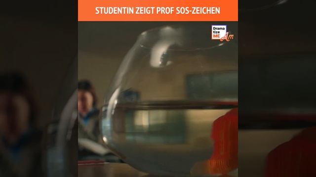 Film aud Deutsch "Studentin zeigt Prof Sos-Zeichen"