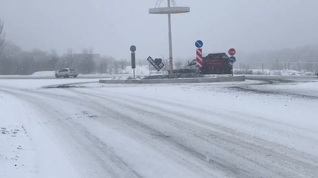 Самарцы помогают с обработкой проезжих частей в Снежном
