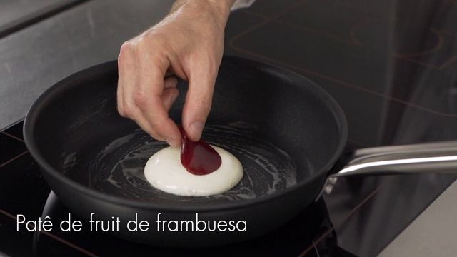 Dorayaki de lemongrass relleno hecho en Vakuum.