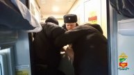 В Красноярском крае транспортные полицейские пресекли хулиганские действия пассажира в поезде