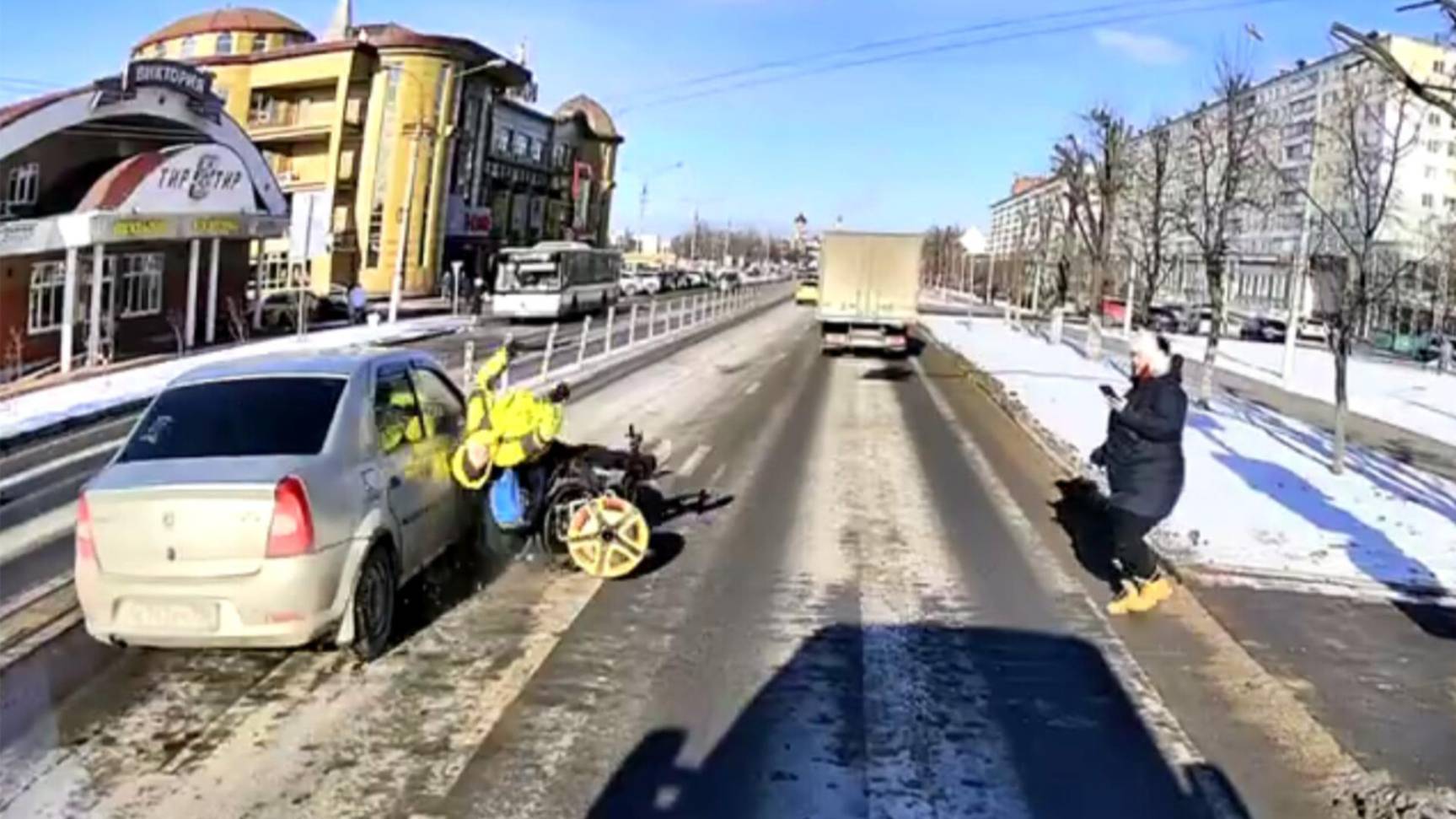 В Подмосковье автомобиль врезался в инвалида-колясочника на пешеходном переходе