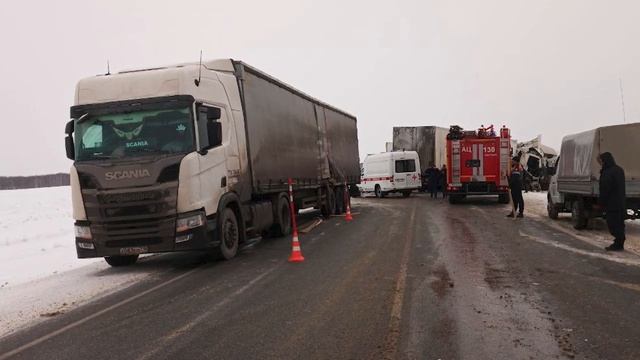 Две фуры на трассе сошлись влобовую (720p)