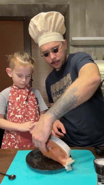 Нашли в холодильнике кусок замороженной рыбы.