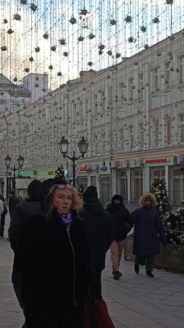 Февраль в Москве ёлки не убирают. Улица Рождественка радует. #рутуб #Рождественка #Москва