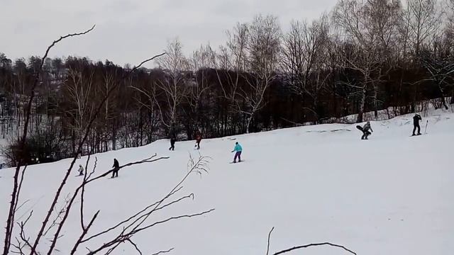 Лена едет по склону