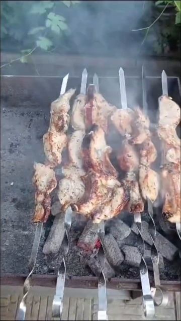 ПОКА ТЫ ДУМЕШЬ ОНИ ЖАРЯТ🔥👍💪 #брикеты #шашлык #свинина #соседи