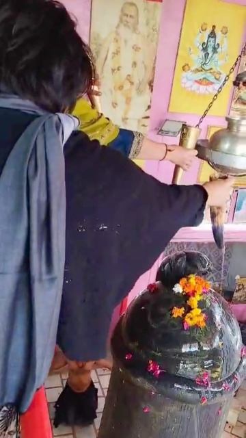 Пуджа Шива-ланга в древнем храме в Ришикеше