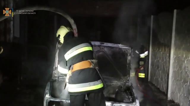 У Сумах рятувальники ліквідували загоряння автомобіля, врятувавши житловий будинок