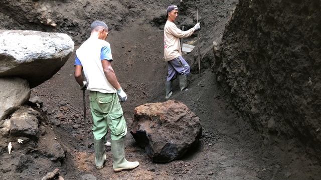 Строительство, шахтёры сбрасывают камни бамбуковыми копьями