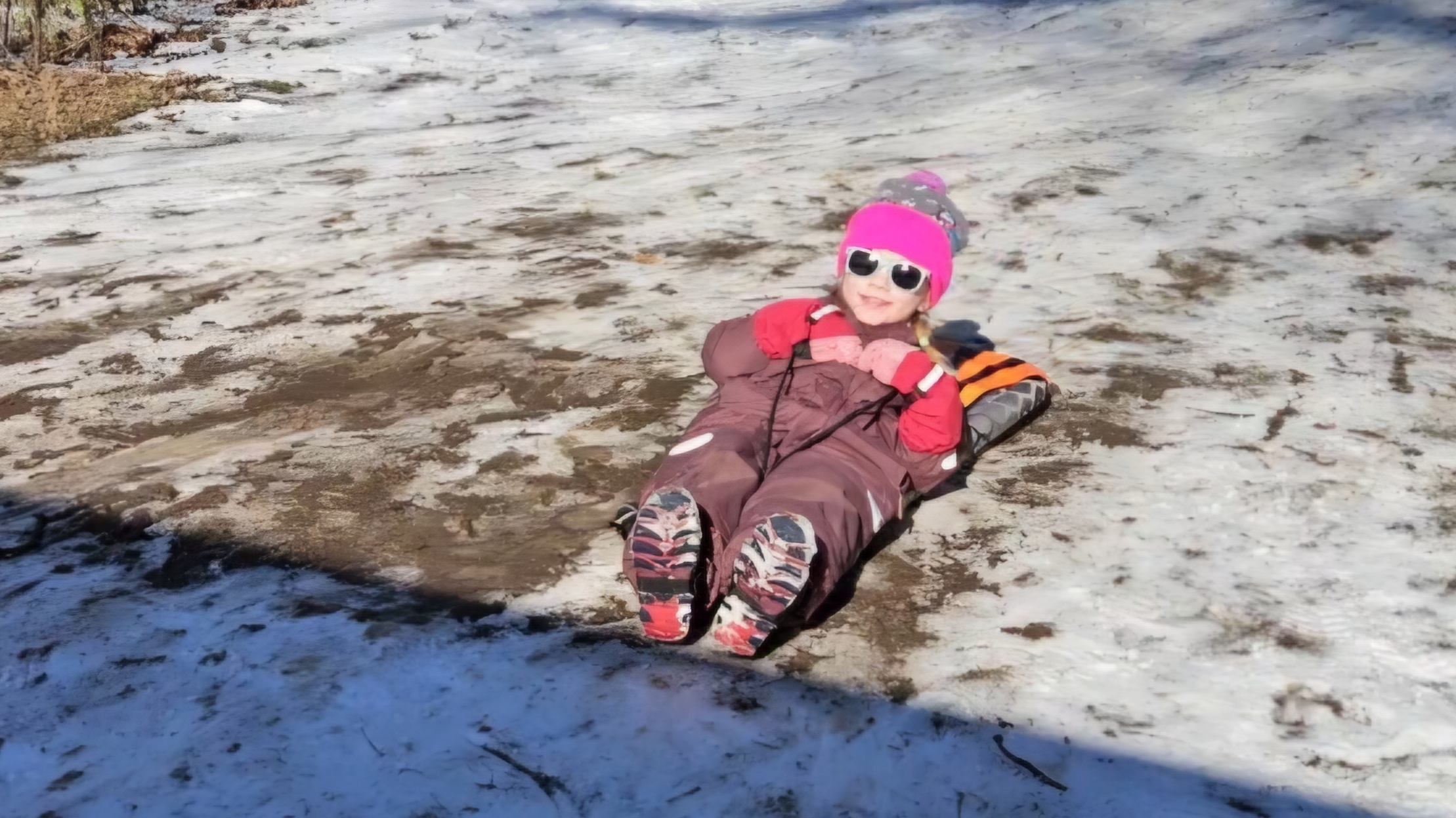 Лилли катается с горы