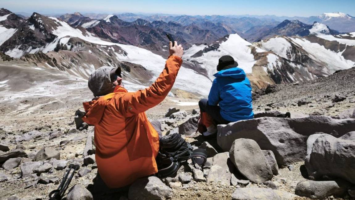 Группа Клуба 7 Вершин «4-й интернационал» на ночевках Берлин накануне штурма вершины Аконкагуа