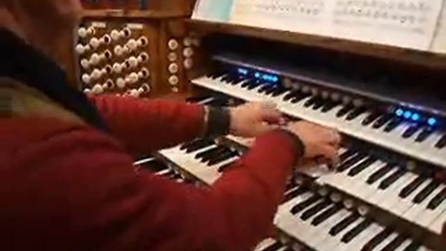 Mad organist has fun on full organ