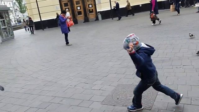 Антон и голуби. Москва, метро Смоленская. 12 сентября 2018 г.