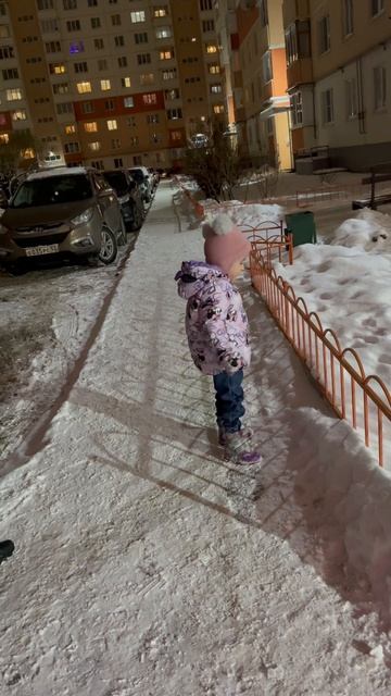 Вечерняя прогулка с улыбкой на лице