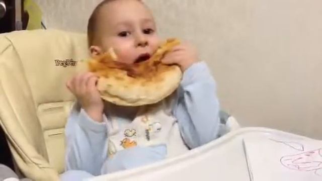 Ваня кушает лаваш