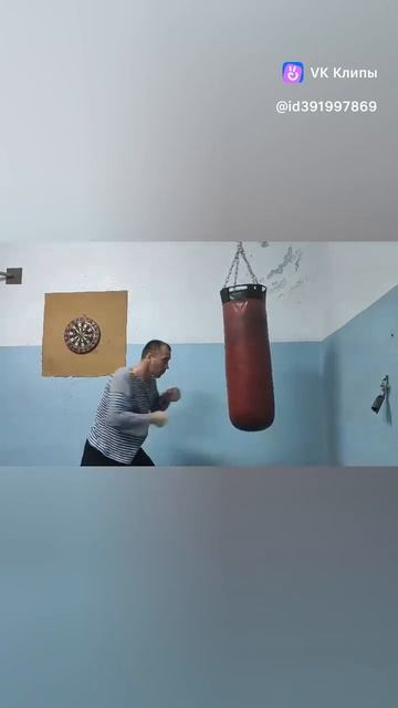 на работе , пока нет работы))