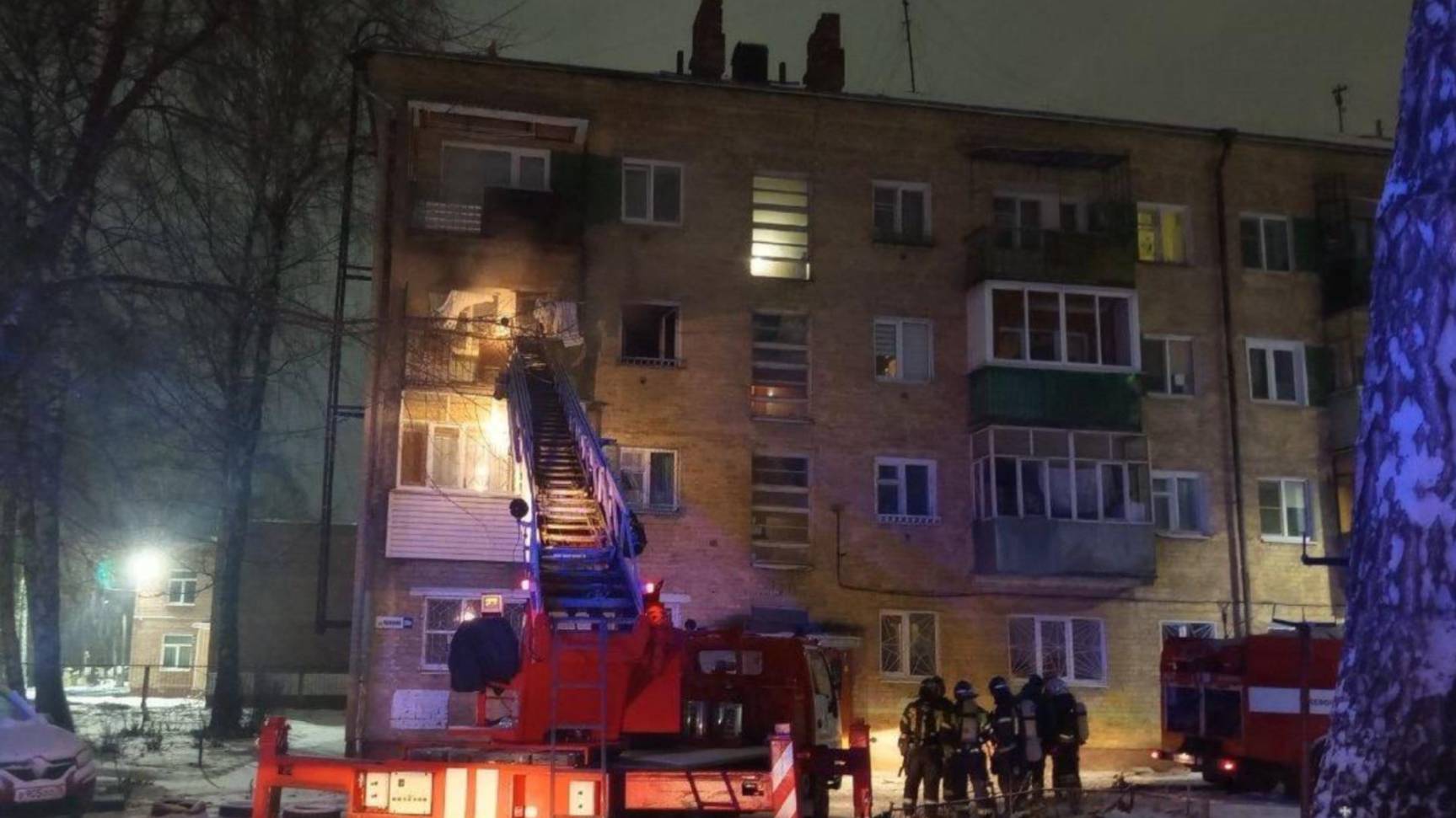 В российском городе из пожара в многоквартирном доме спасли двух человек