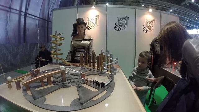 Цепная реакция на Make it show