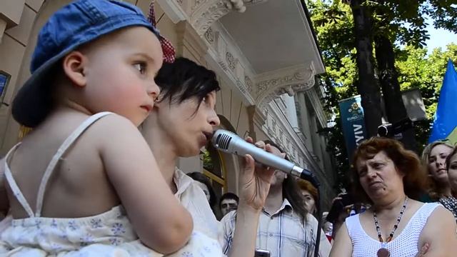 Письменниця Ірена Карпа зі своєю дитиною