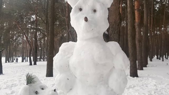 Мама медведица с маленьким медвежонком в сквере Фестивальный. Гомель