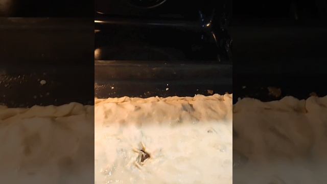 Пирог  из слоёного теста с курицей и грибами.