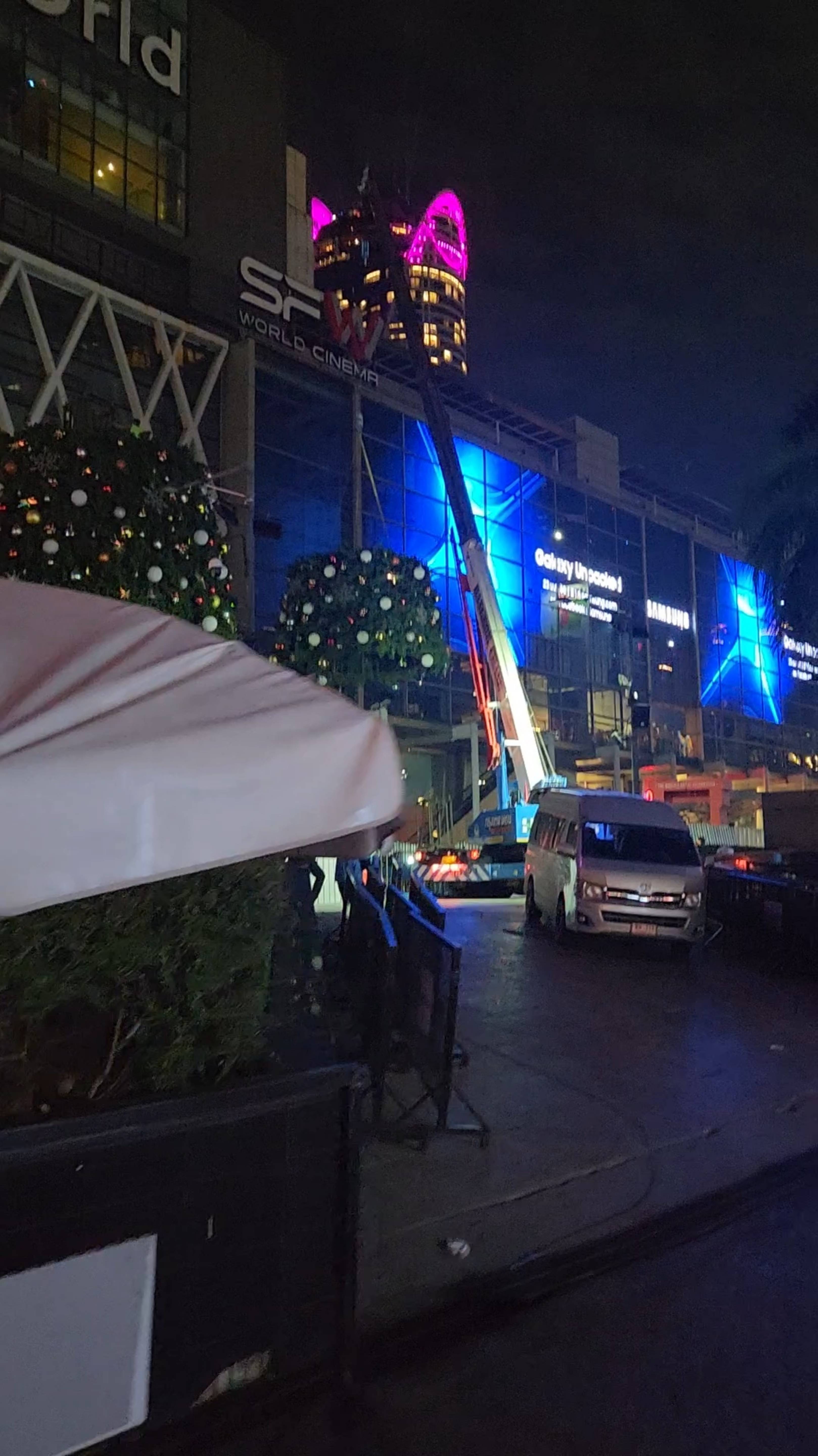 Демонтаж ёлки прямо с игрушками в Бангкоке 🌴 🍕 🍌 🥥 🍍