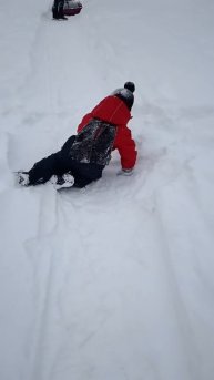 Внук на прогулке, снег поесть обязательно