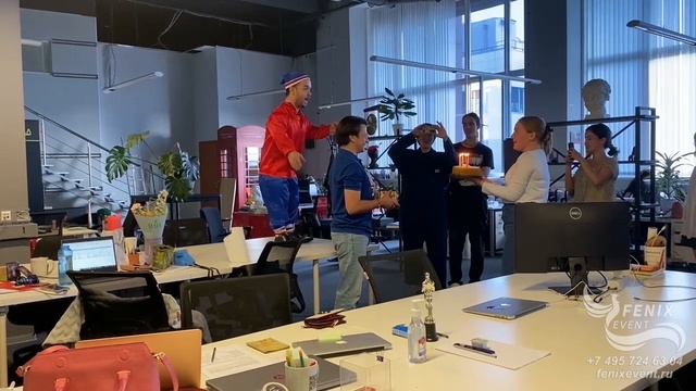 Заказать маленького артиста на праздник, день рождения и корпоратив в Москве - карлик в офис - Юрий
