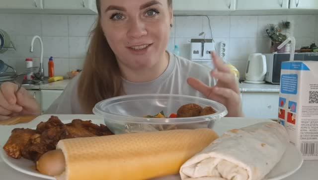 Мукбанг шаурма, хот дог, крылышки барбекю и интересный салат Боул с фалафелем #мукбанг