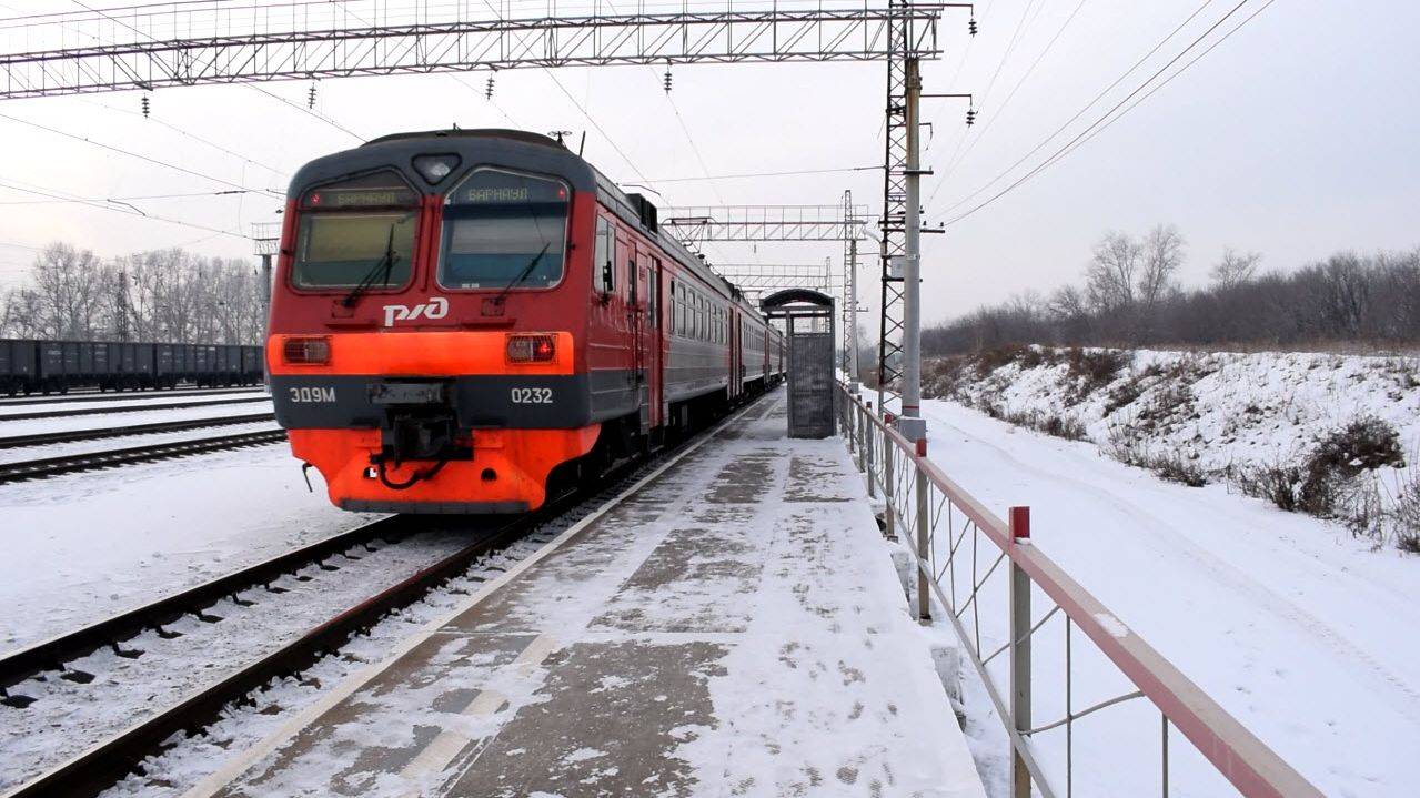 Электропоезд-коротышка ЭД9М-0232. Отправление. (1080р)