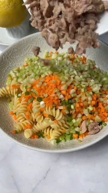 Pasta salad with tuna and veggies