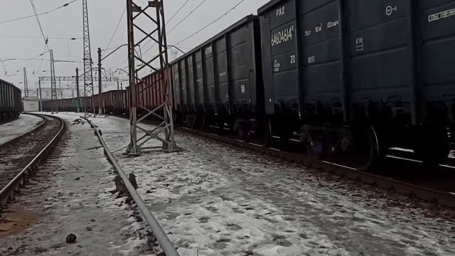 "Петров Вальская!" ВЛ80С-2357 с грузовым составом следует по станции Миллерово