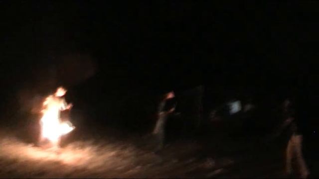 выступление файерщиков и прыжки через костры
