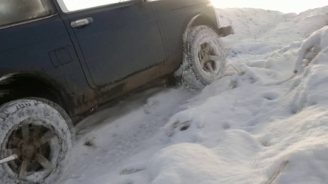 Иллюстрации к эксплуатации: ВАЗ 21213, зима, долина р. Анграпы.