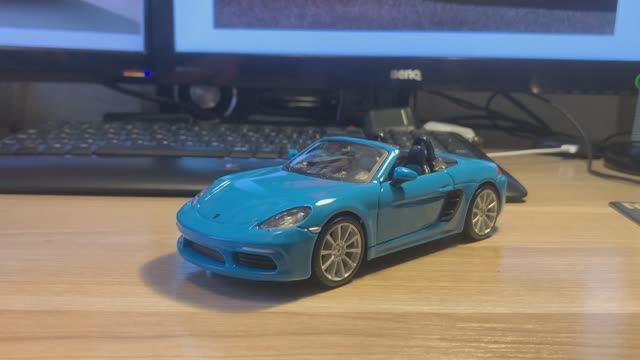 Обзор модели Porsche 718 Boxster в масштабе 1/24 от Bburago