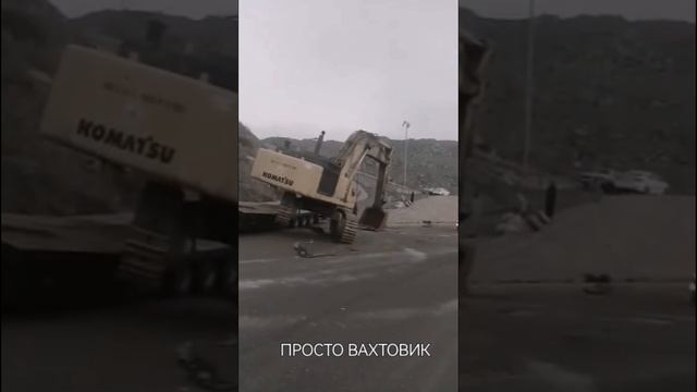ЭКСКАВАТОР ПЕРЕВЕРНУЛСЯ 😬😬😬😲😲😲