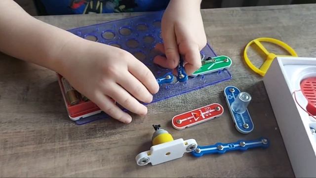 Робототехника с Лёней: Сборка схем - Параллельное соединение и управление лампочкой!