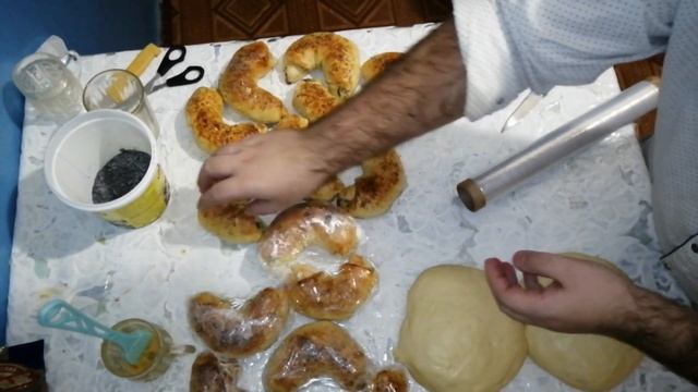 1080p_14_Запаковываем_рогалики_с_маков_в_плёнку