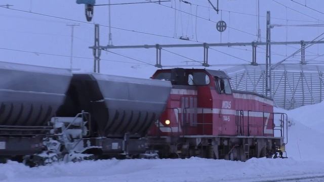 Норвежский маневровый  Т44 тепловоз застрял в снегу