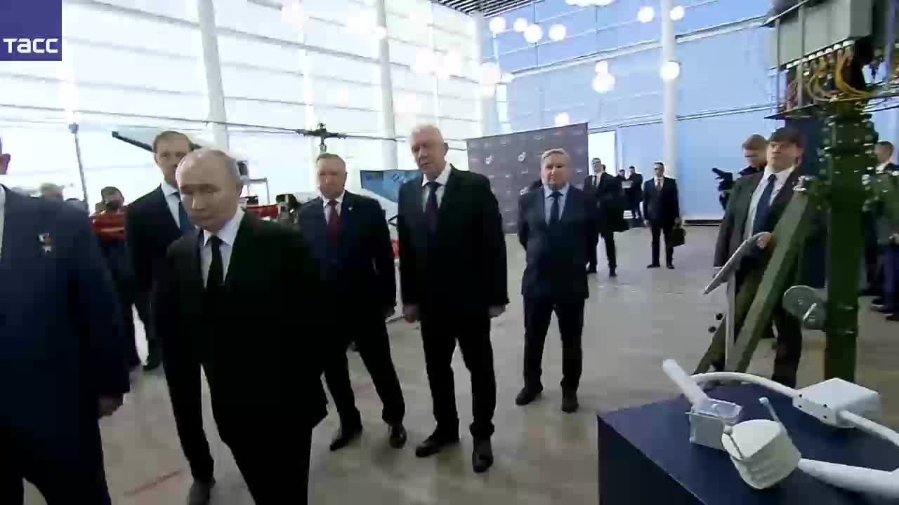 Путин посещает завод в Санкт-Петербурге