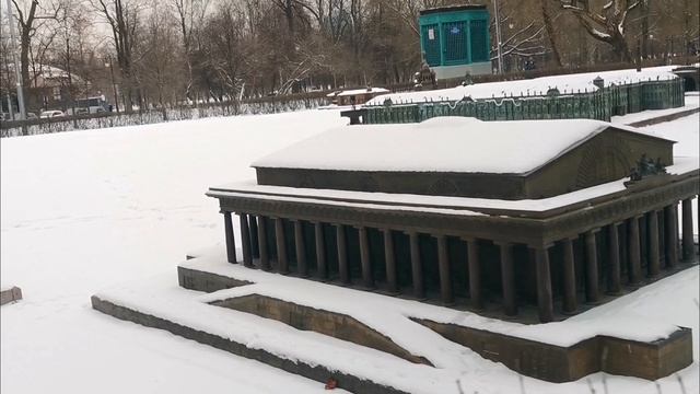 Макет Питера под открытым небом на зиму закрыт, но посмотреть можно!)