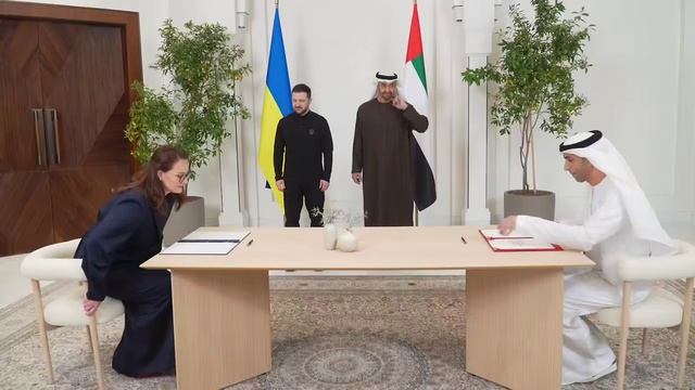 Президент ОАЭ на него смотрит как удав на кролика) лишь бы везде влезть, смотрите я еще тут...