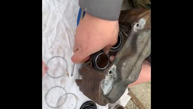 Ремонт передних тормозных суппортов на Тойота Ленд Крузер Прадо 150