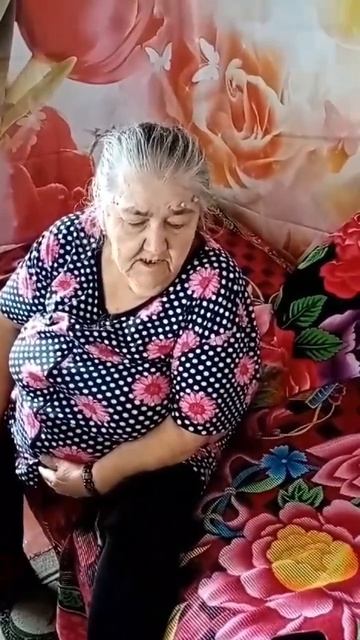 Когда услышала мама песню,  она вспомнила в молодости как пела эту песню,а я поймала момент записать